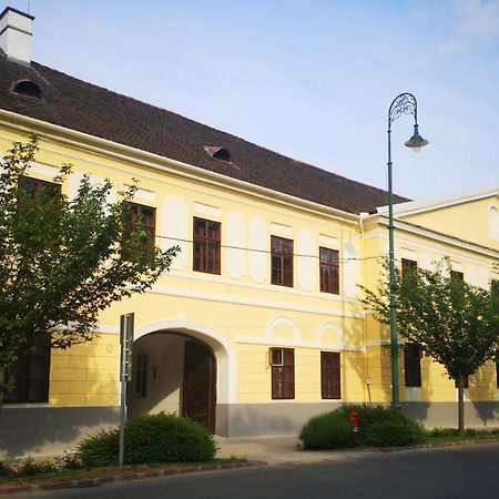 Korona Szallo Sarvar Exterior photo