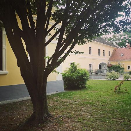 Korona Szallo Sarvar Exterior photo