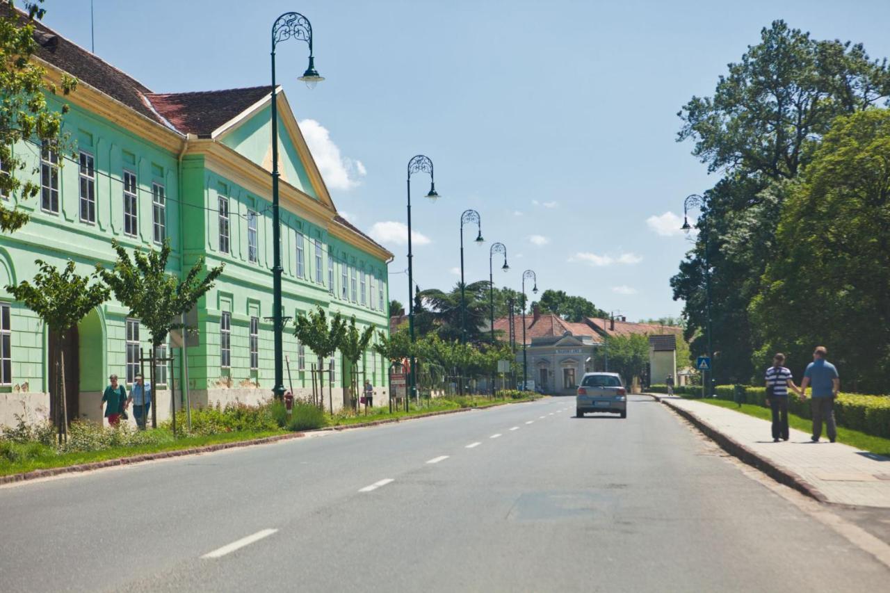 Korona Szallo Sarvar Exterior photo