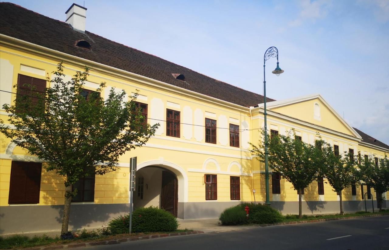 Korona Szallo Sarvar Exterior photo