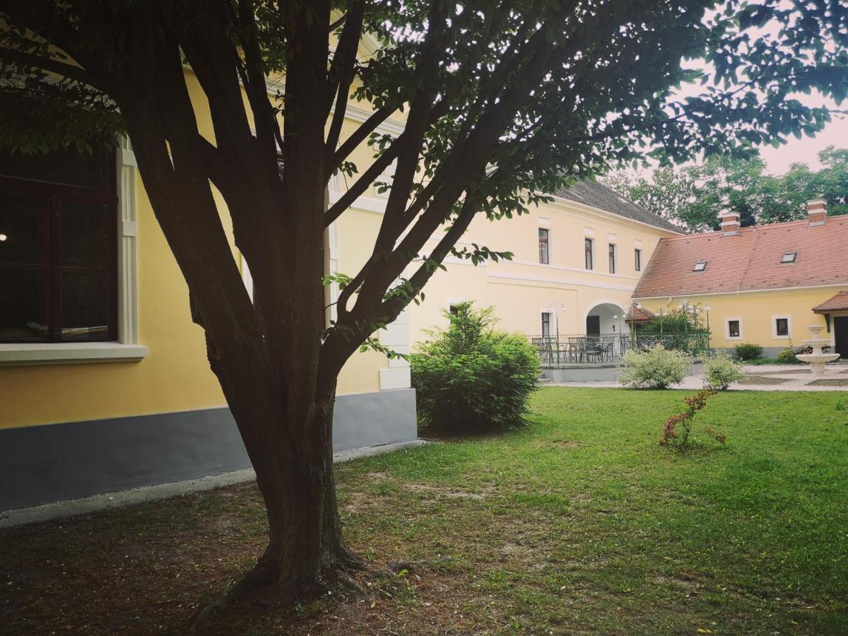 Korona Szallo Sarvar Exterior photo